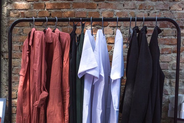 网店卖衣服现在好做吗？卖服装需要多少钱？